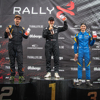 Reinis Nitišs un Ronalds Baldiņš kāpj uz pjedestāla rallijkrosa čempionāta RallyX piektajā posmā Rīgā 